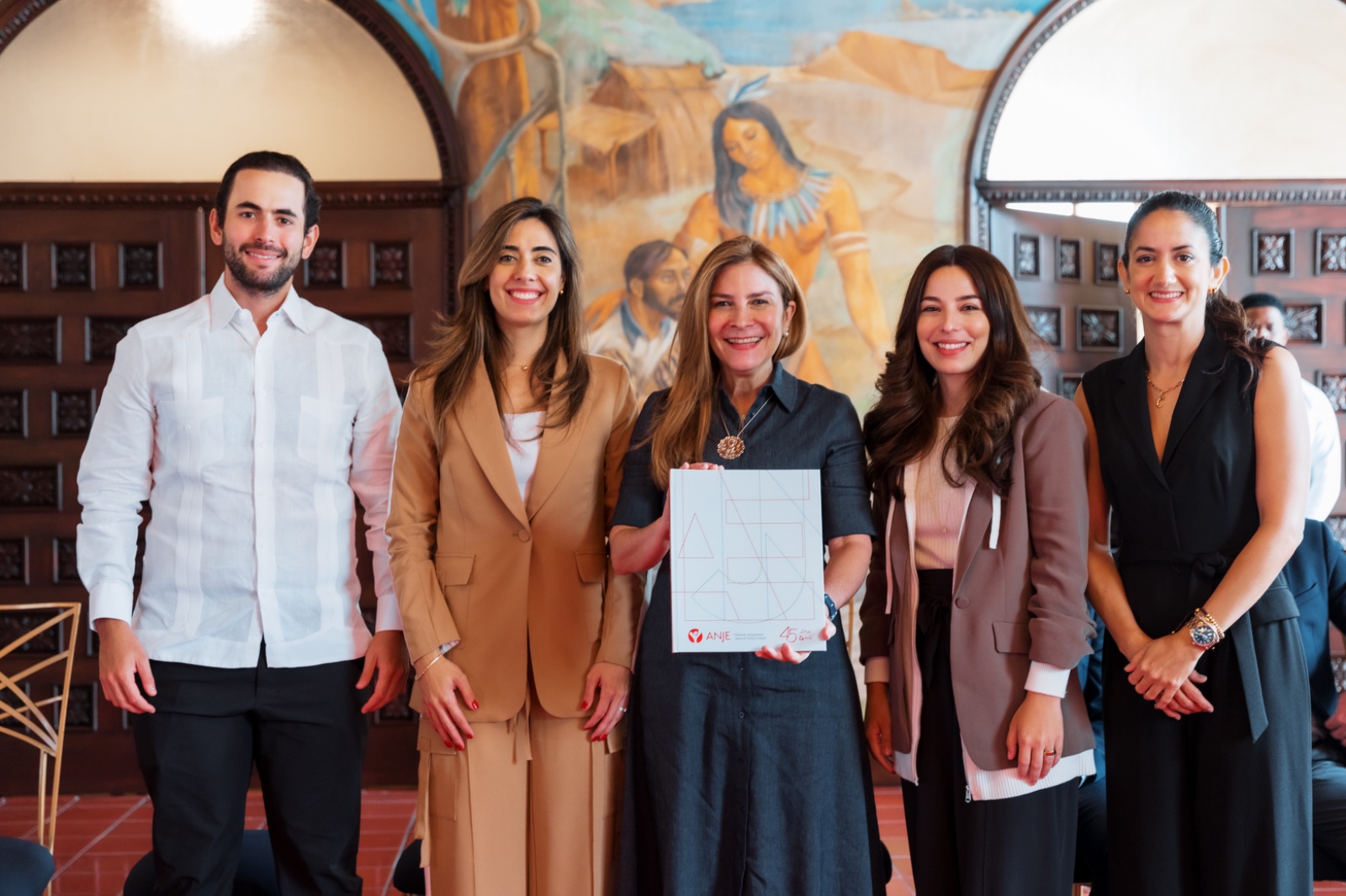 Carolina Mejía recibe a los jóvenes empresarios de ANJE para compartir su visión estratégica con el PISD