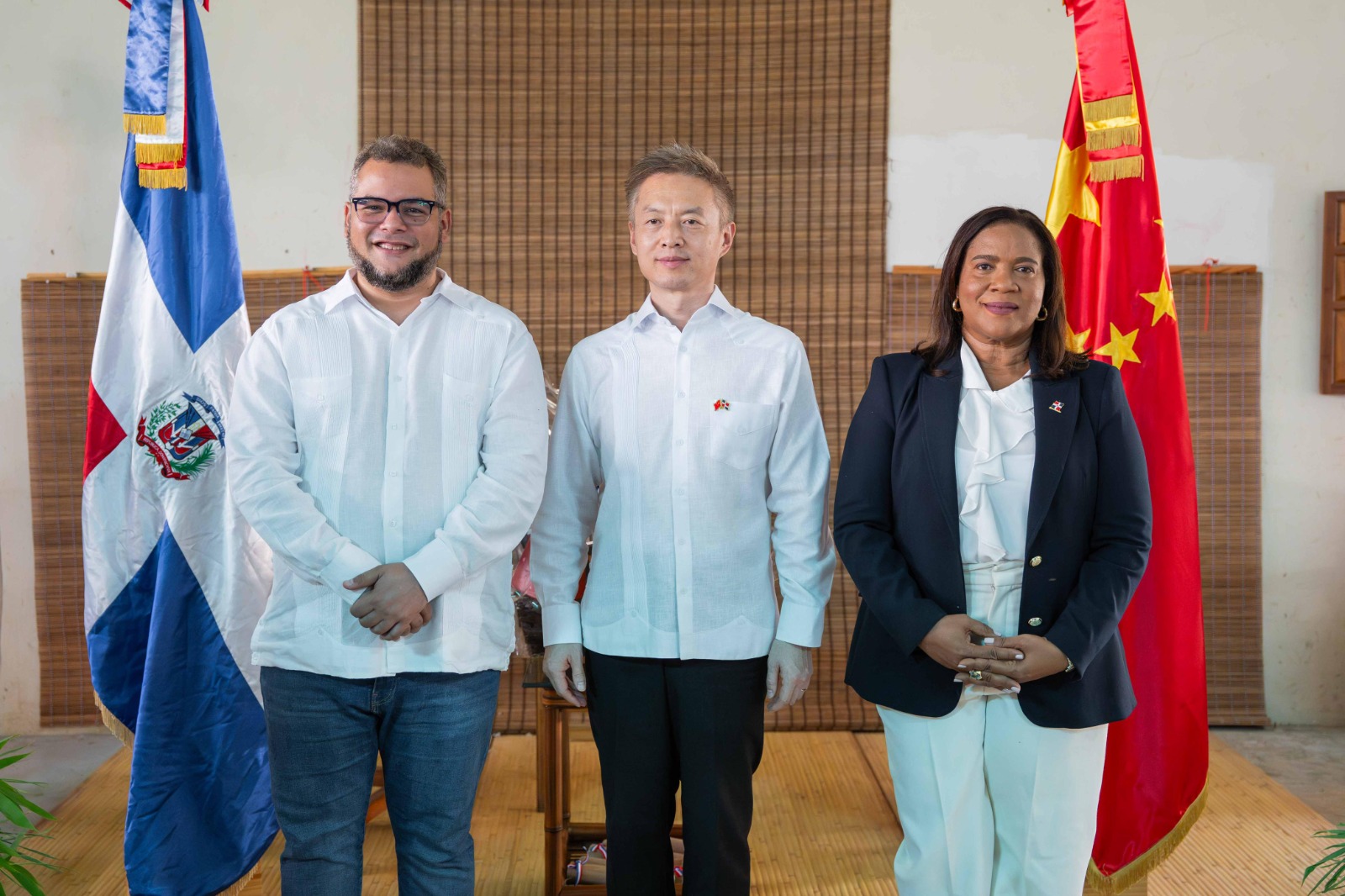 China y RD Coordinan acciones para fortalecer el sector agroGalvan entregó al Embajador Chino el Plan Estratégico para el Sector Bambú