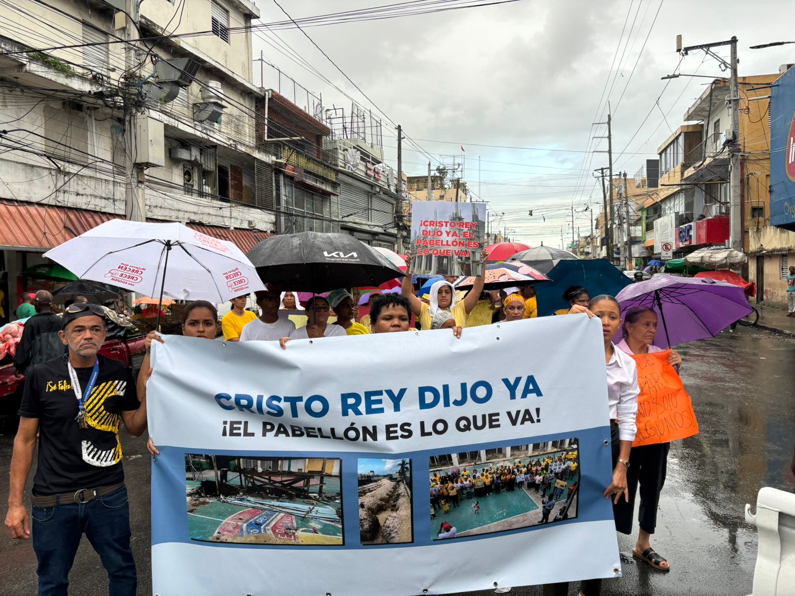 Bajo lluvia padres marchan por terminación de pabellón de la secundaria en Escuela Cristo Rey