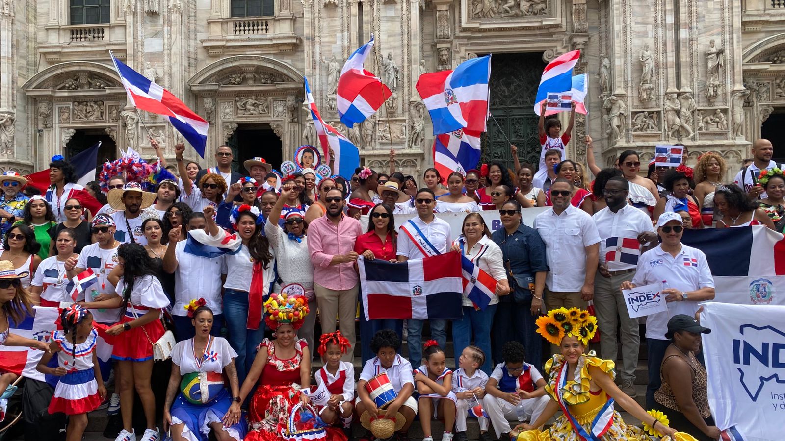 Cientos de criollos celebran la Parada Dominicana en Milano, Italia