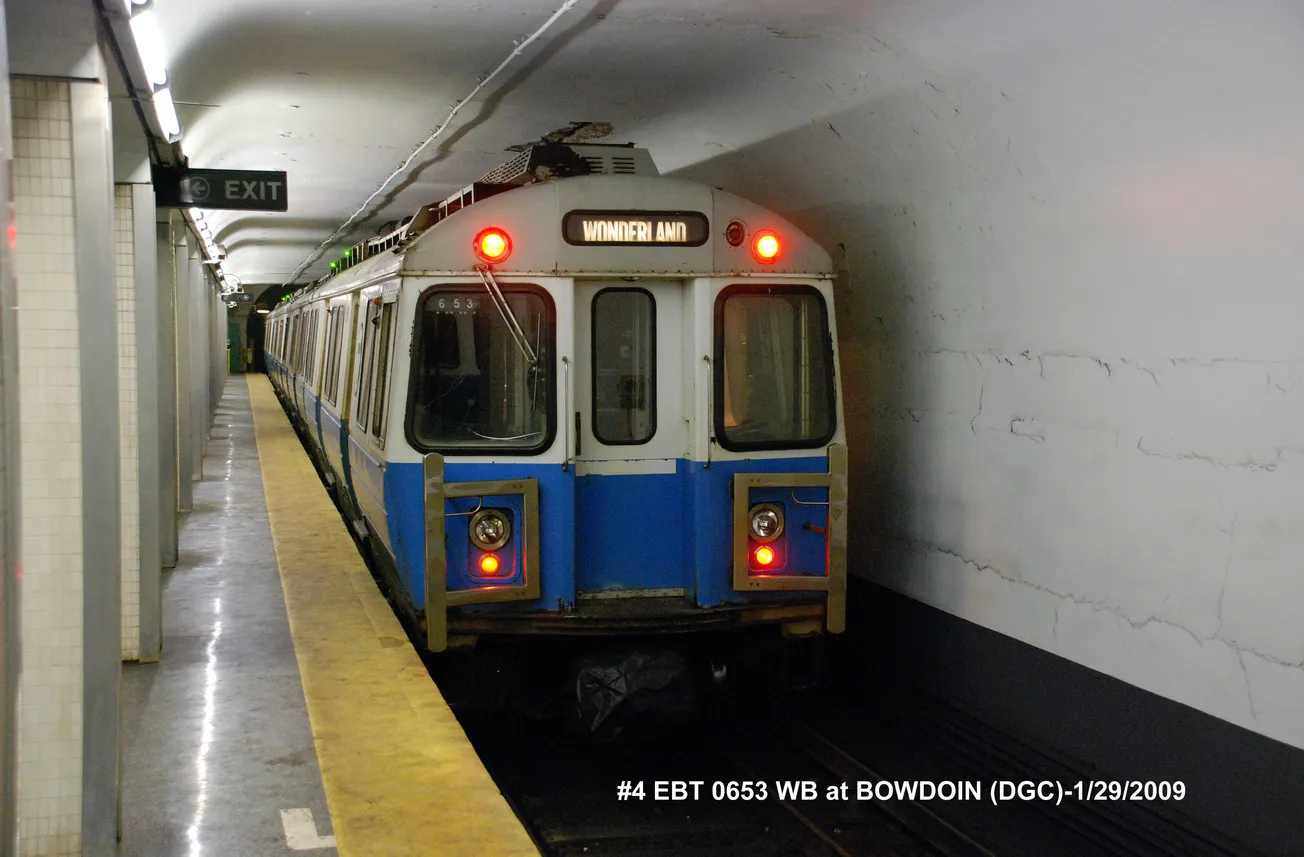 Evacuan a más de 460 pasajeros de un tren del Blue Line atrapado bajo el puerto de Boston
