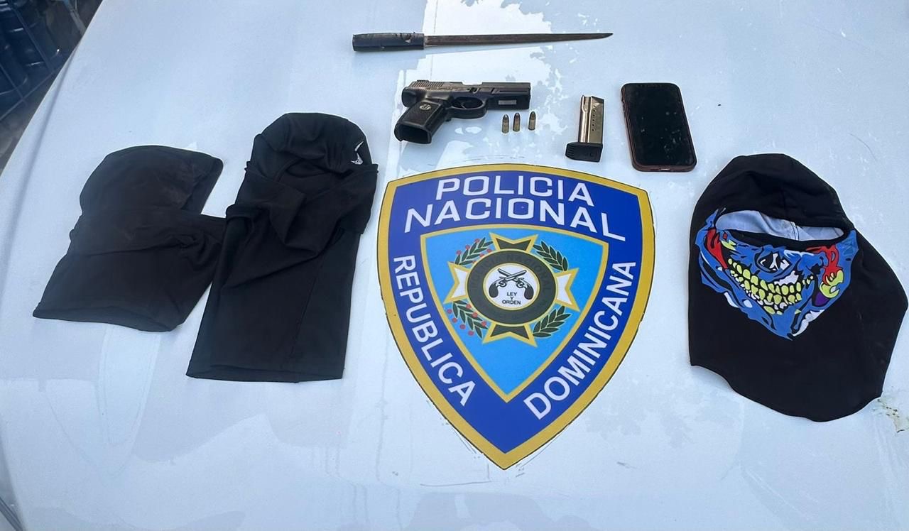 Policía incauta arma de fuego, pasamontañas y arma blanca durante operativo en La Romana; detienen a dos adultos y tres menores