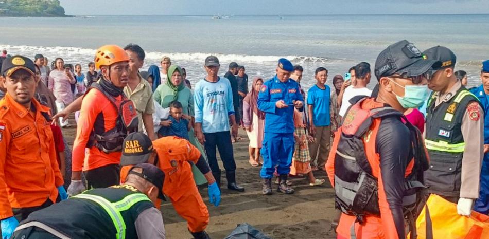 Indonesia: cuatro muertos y casi 40 desaparecidos tras naufragio frente a las costas de Bali