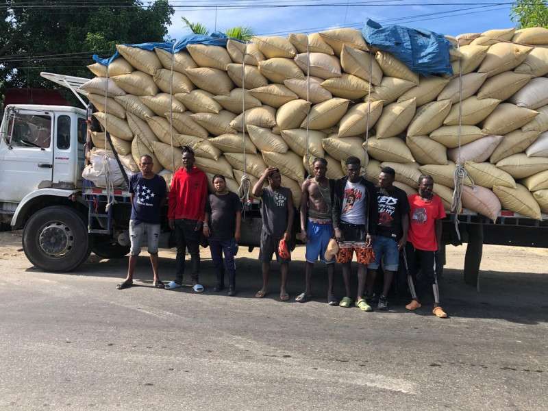 Ejército Dominicano intercepta camión con haitianos indocumentados ocultos en carga agrícola