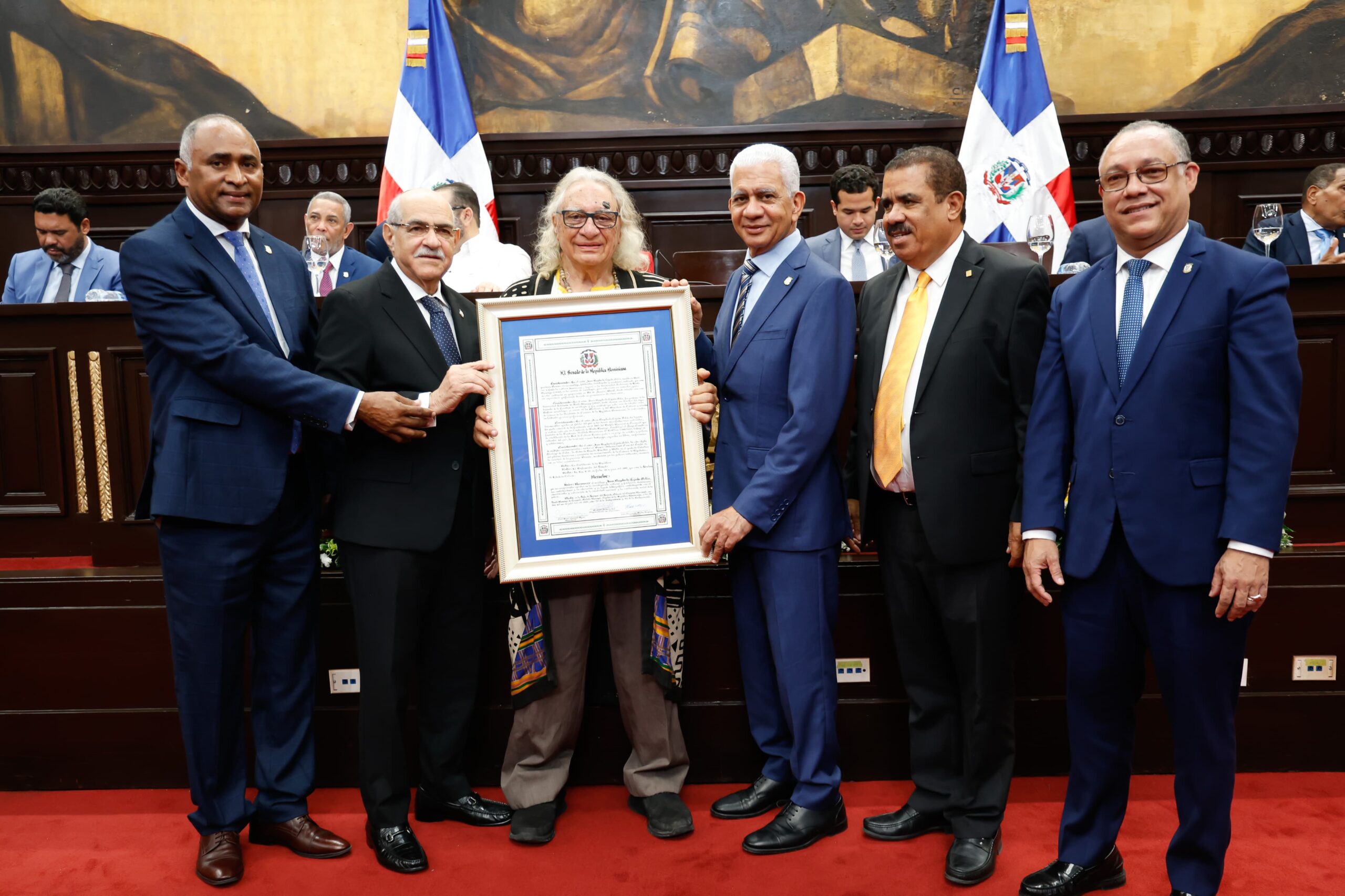 Senado distingue a Dagoberto Tejeda por preservar el folklore dominicano