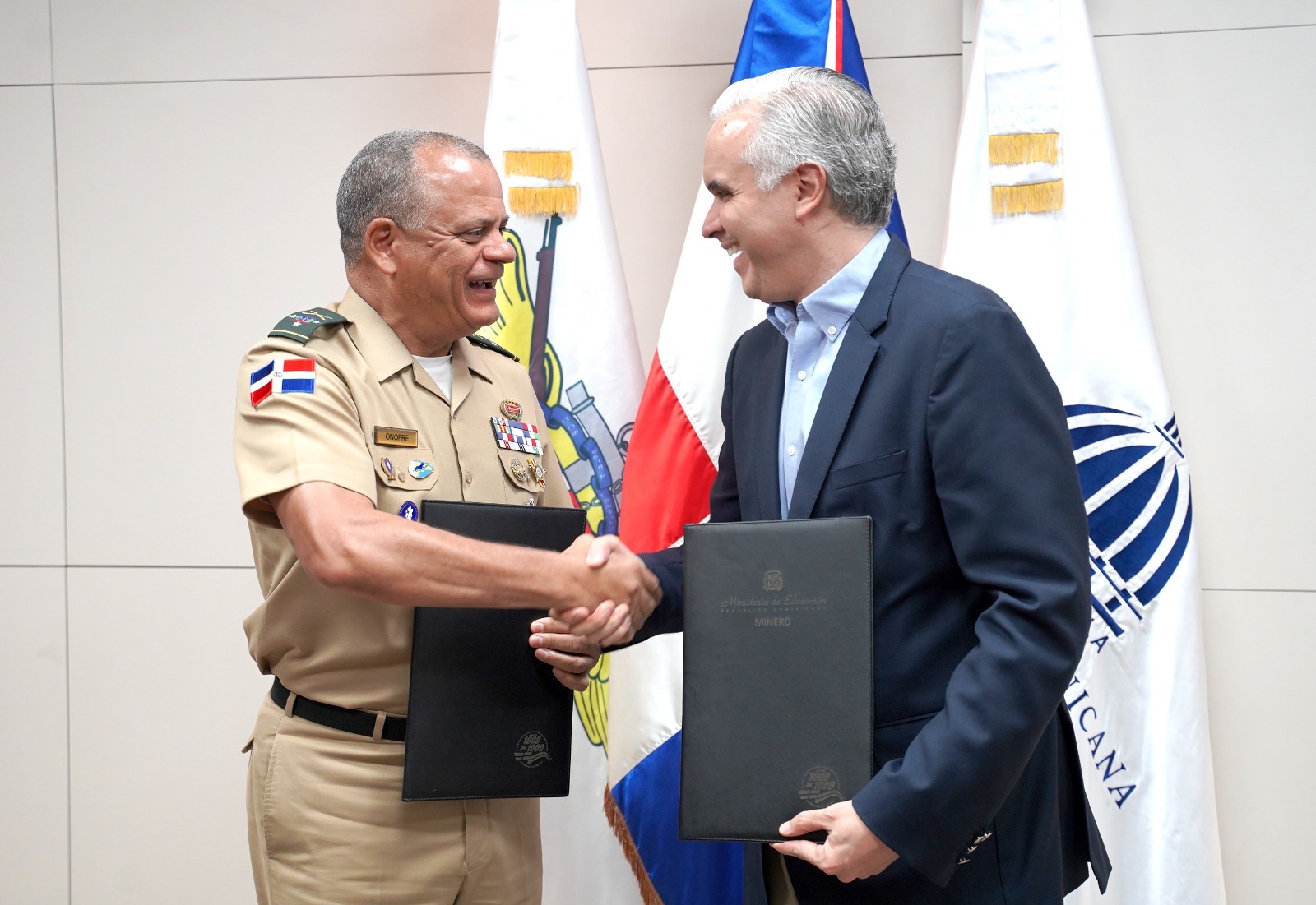 Gobierno producirá 150 mil butacas escolares a través de la Industria Militar para el año escolar 2025–2026