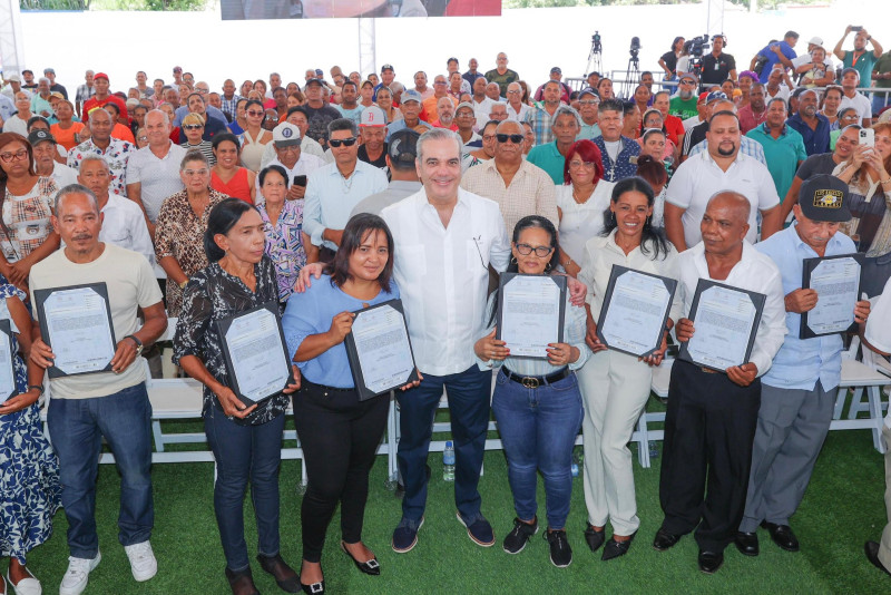 Presidente Abinader entrega títulos de propiedad y mejora red de agua en Santiago