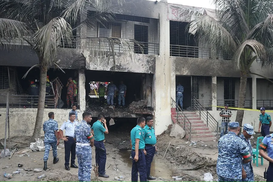 Cerca de 30 muertos, la mayoría niños, al estrellarse contra un campus un avión militar en Bangladés