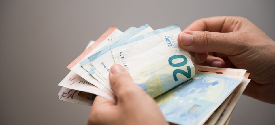 Precio del euro se mantiene estable sobre los RD$72 este lunes en República Dominicana