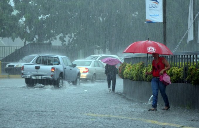 Indomet pronostica lluvias y tronadas para este martes por vaguada y onda tropical