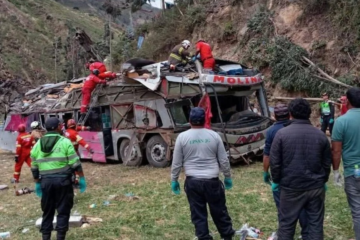 Tragedia en Junín: al menos 18 muertos y 24 heridos al volcarse autobús en Perú