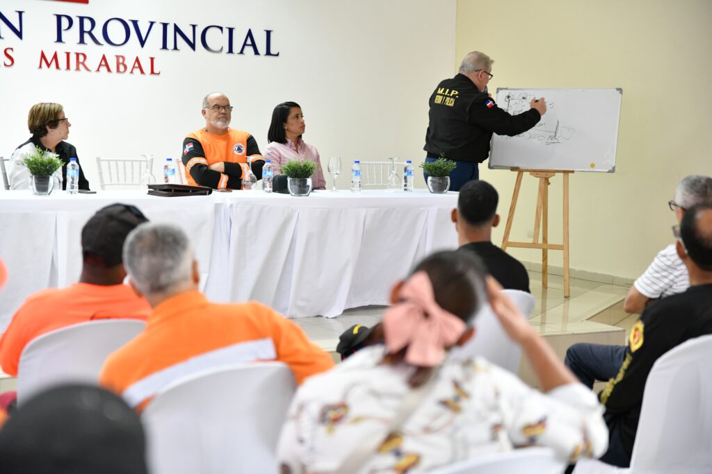 Ministerio de Interior y Policía capacita a bomberos y técnicos de la provincia Hermanas Mirabal en la inspección de empresas de fuegos artificiales