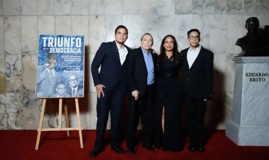 René Fortunato estrena el documental “El Triunfo de la Democracia” en el Teatro Nacional