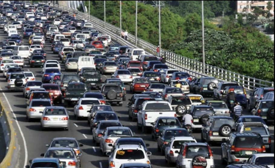 Instituciones públicas ajustan sus horarios para enfrentar el caos vehicular en Santo Domingo