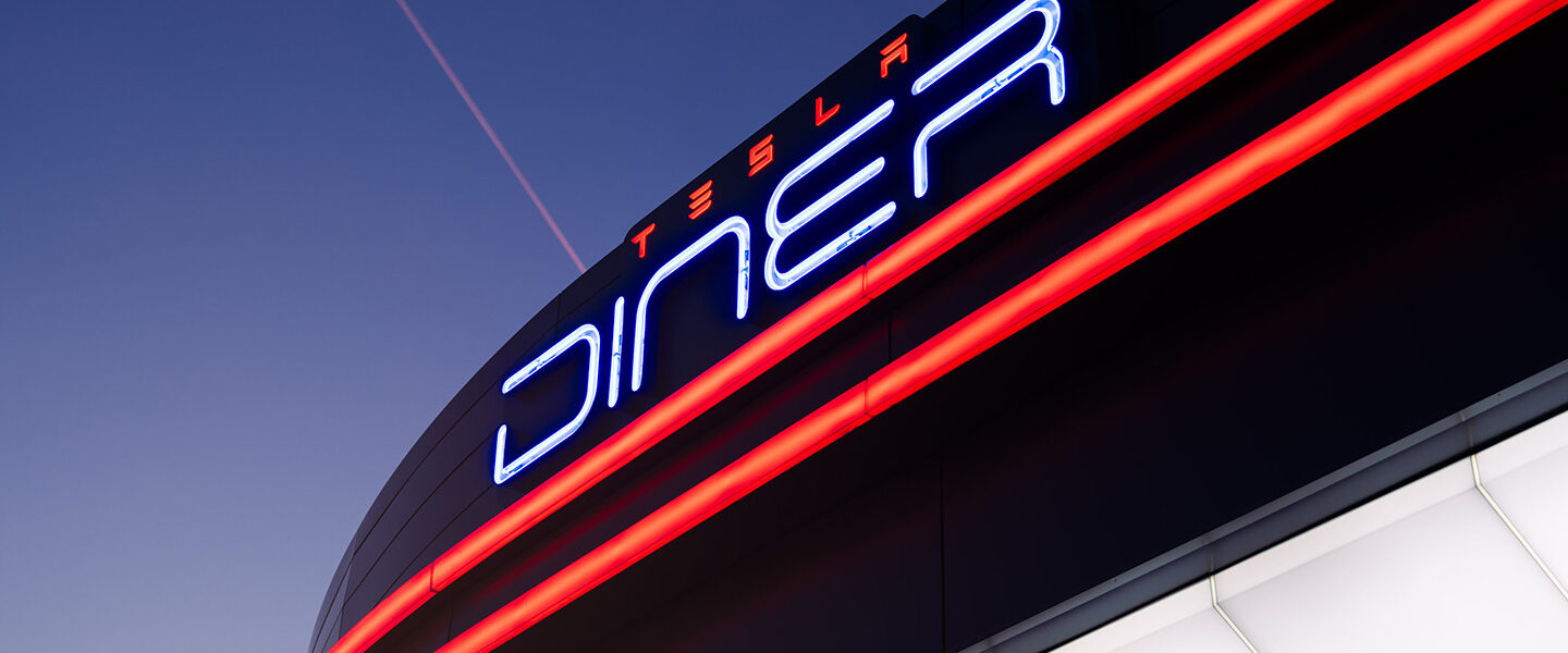 Hollywood estrena el revolucionario Tesla Diner: una experiencia retro-futurista en pleno corazón de California