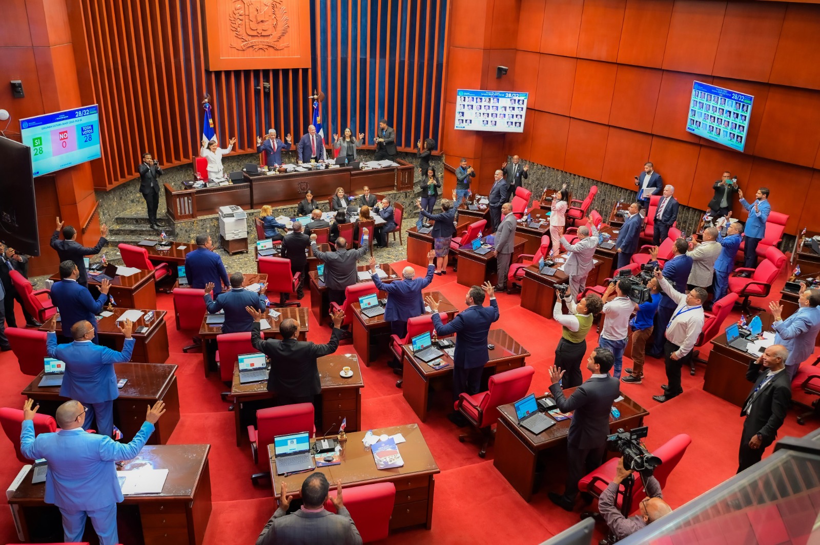 Senado reconoce a diversas personalidades de Santiago