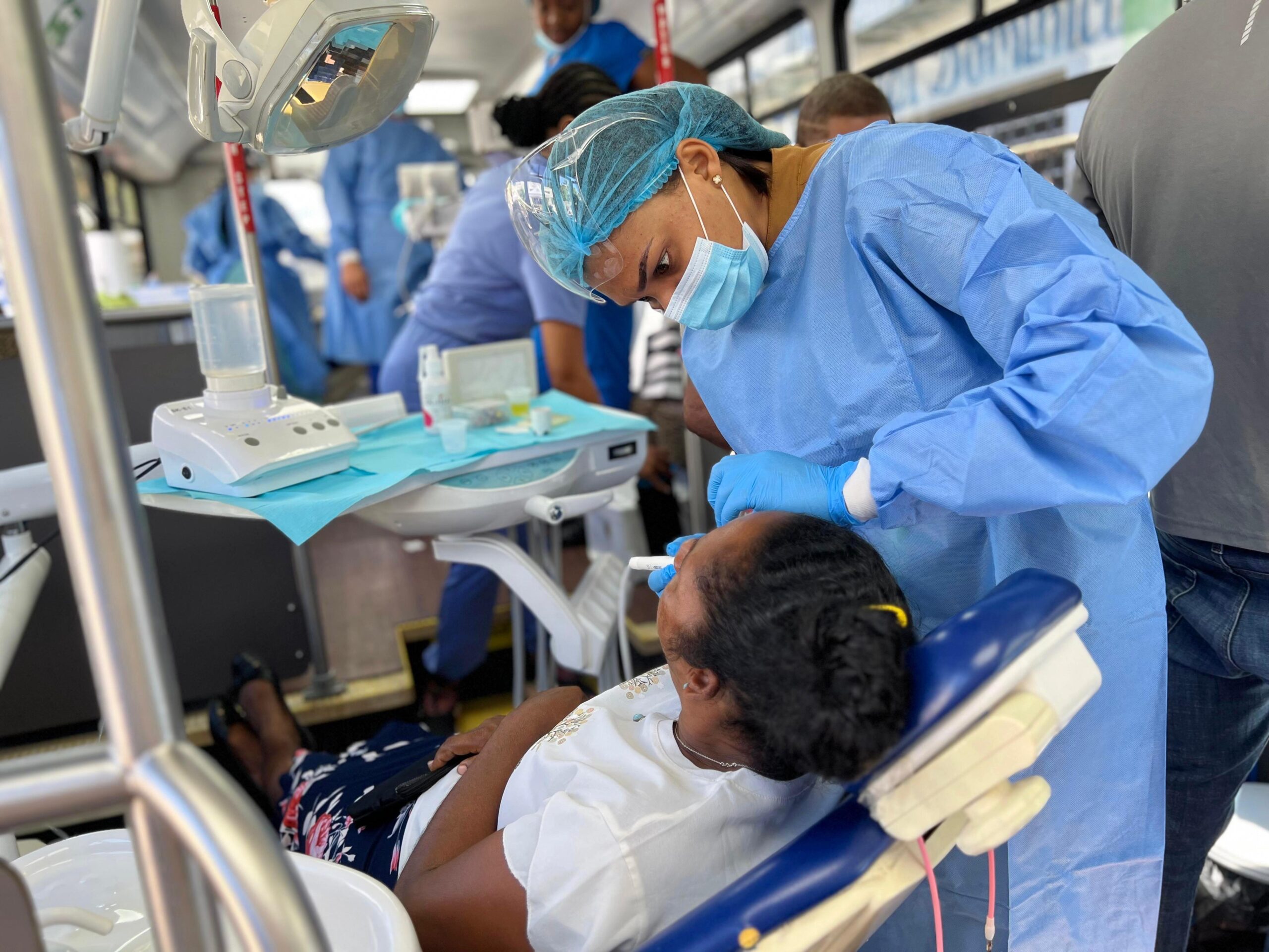 Fundación GBC Farmacias realiza gran jornada de salud gratuita en Enriquillo, Barahona impactando a más de mil personas