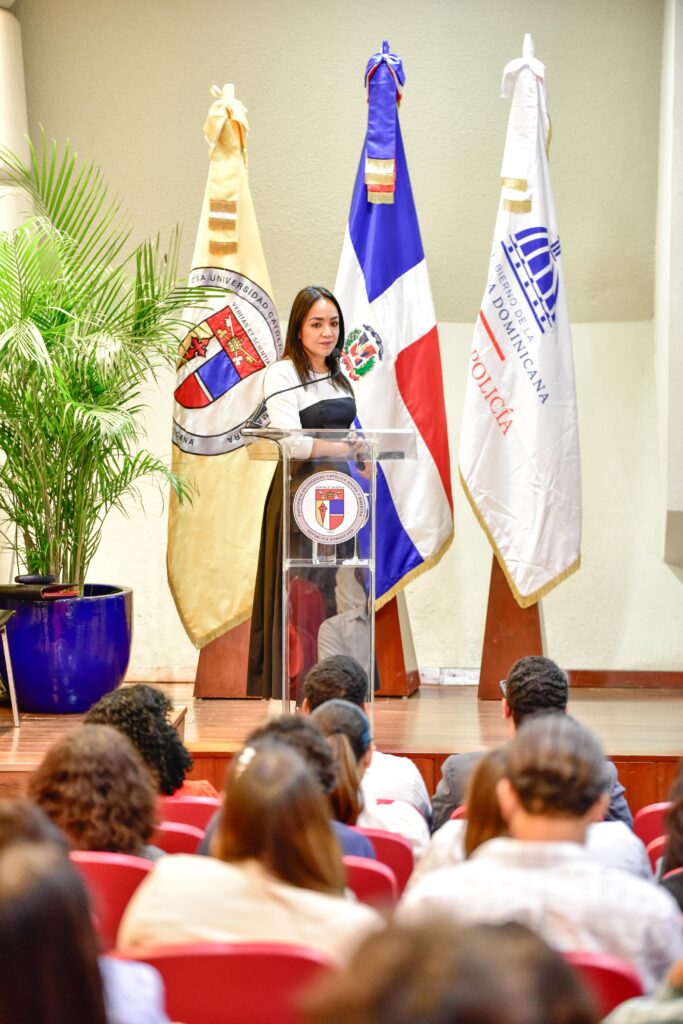Ministra de Interior y Policía exhorta a estudiantes a integrarse al fortalecimiento de la seguridad ciudadana