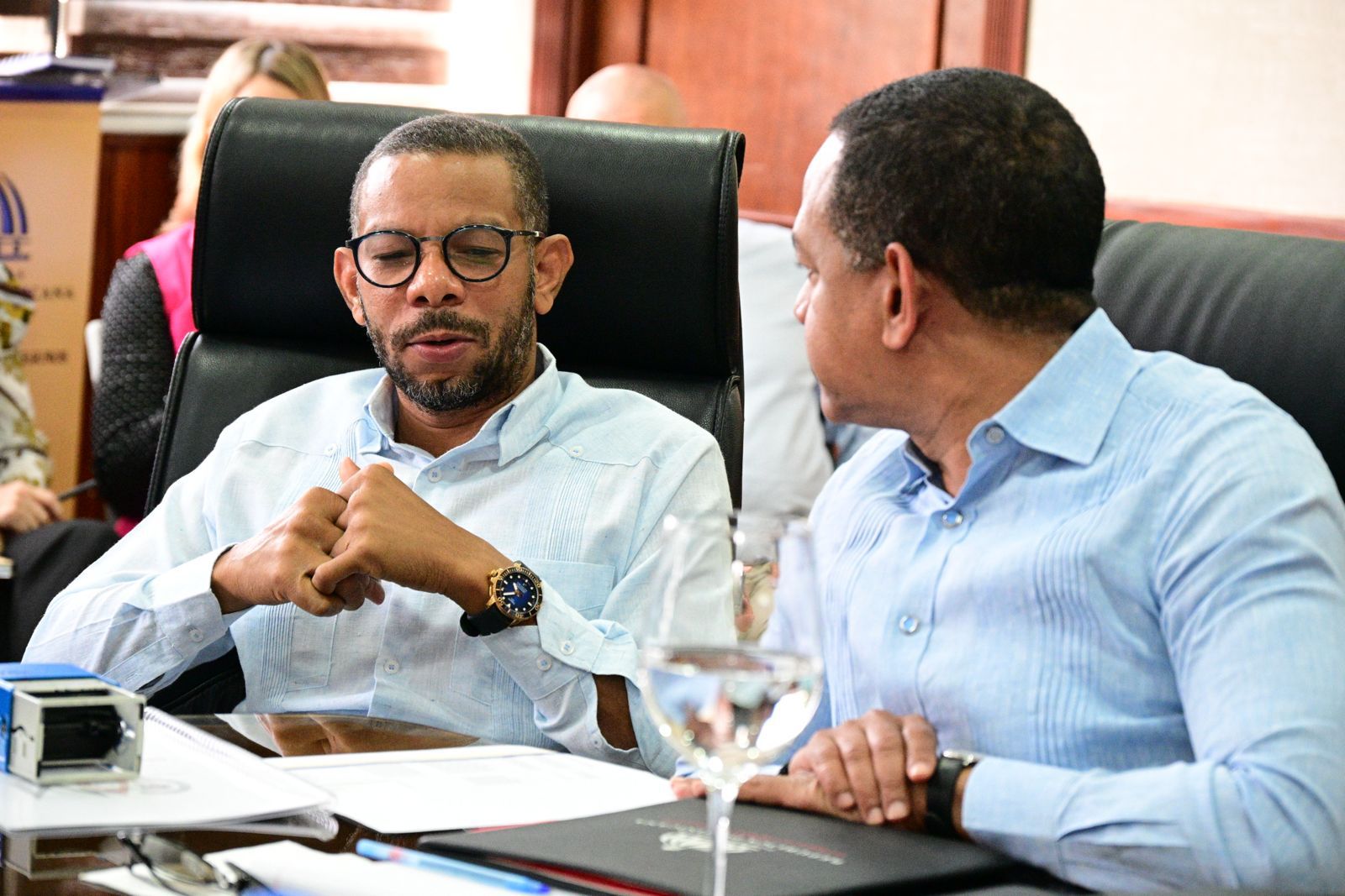 El presidente de la Federación Nacional de Motoconchistas (Fenamoto), Óscar Almánzar, se reunió con el superintendente de Seguros, Julio César Valentín, para tratar el alza del seguro de motocicletas, que subió de 400 a 1,650 pesos.