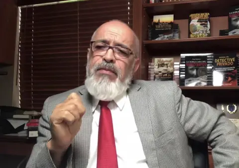 Juez ordena detención de Ángel Martínez tras incidentes en audiencia por difamación