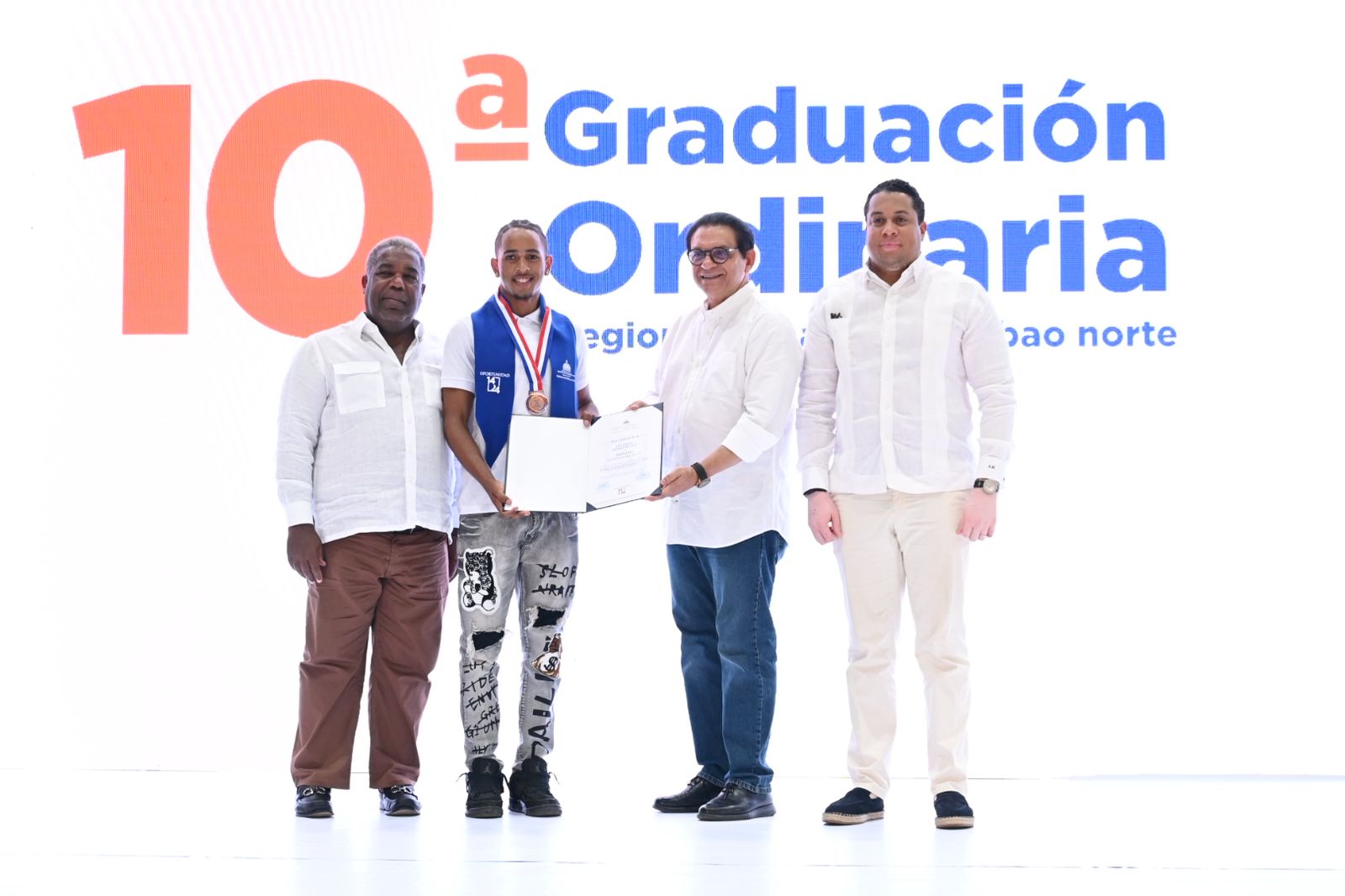 Senador Daniel Rivera resalta impacto del programa 14-24 en graduación de 1,044 jóvenes en Santiago