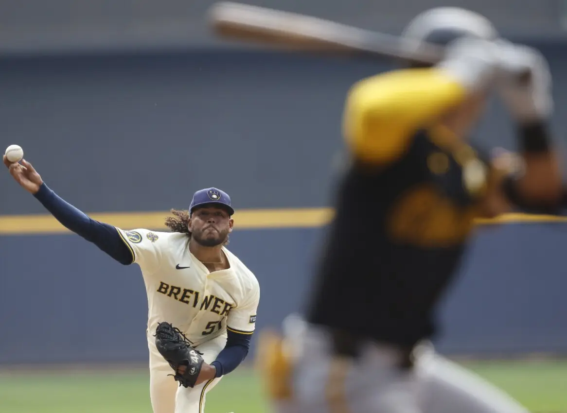 Freddy Peralta brilla en Chicago y se acerca a marca histórica con los Cerveceros
