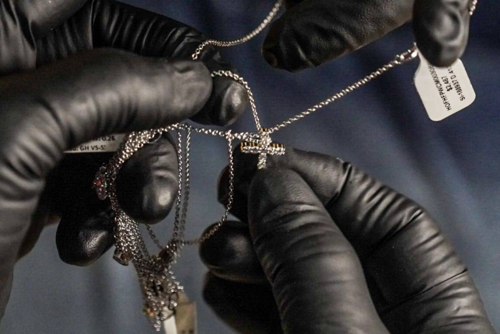 Supervisor de carga en JFK roba joyas peruanas valoradas en más de $158,000