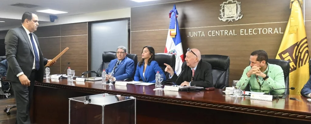 Enfocado en impacto presupuestario“Primera fase de nueva cédula costaría RD$3,363 millones: JCE analiza oferta única”
