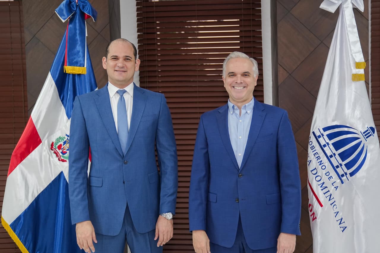 Luis Miguel De Camps juramenta a Adolfo Pérez De León como nuevo director del INABIE