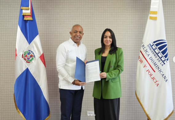 Gobierno dominicano firma acuerdo para facilitar trámites a la diáspora en EE.UU.