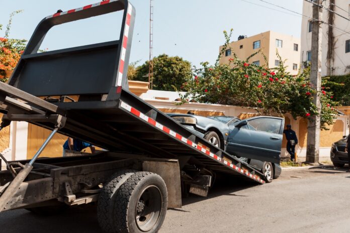 Alcaldía del DN y DIGESETT retiran vehículos mal estacionados y chatarras en operativo conjunto en Ensanche Quisqueya