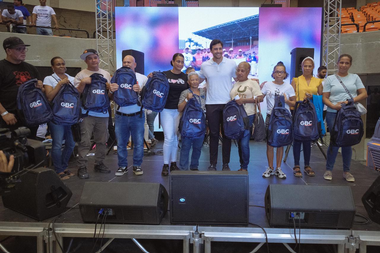 Raymond Rodríguez y Fundación GBC entregan mochilas con útiles escolares a más de 2,500 familias en 26 sectores del Distrito Nacional
