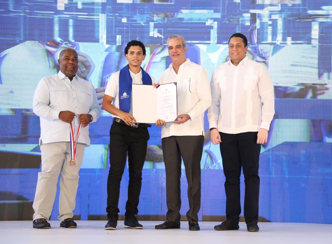 Presidente Abinader encabeza graduación de 2,848 jóvenes del programa Oportunidad 14-24