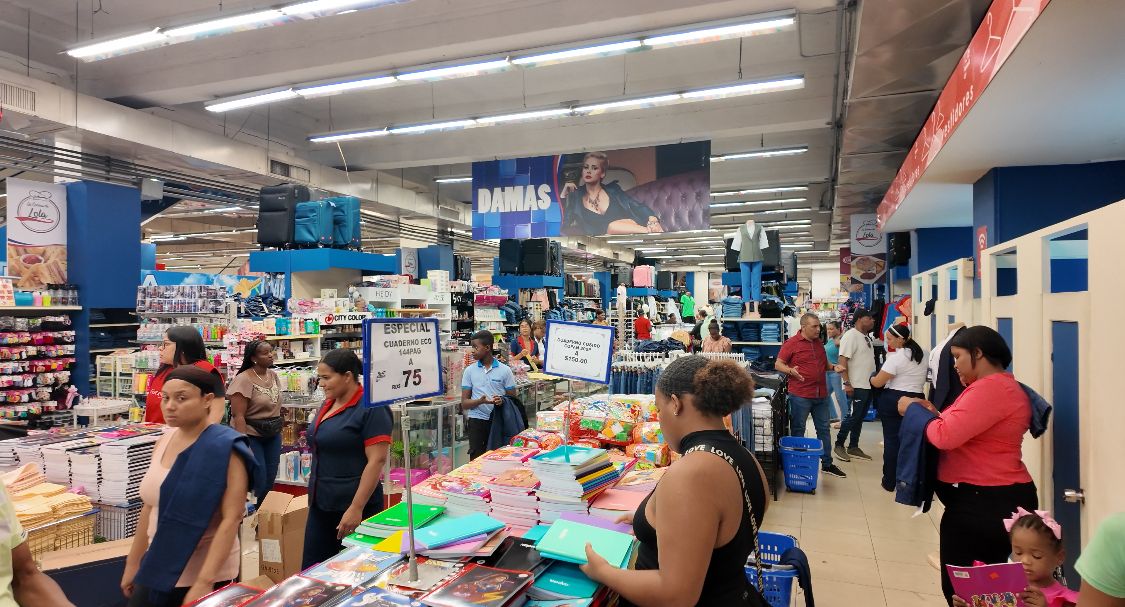 Padres denuncian alza en precios de útiles escolares a semanas del inicio de clases