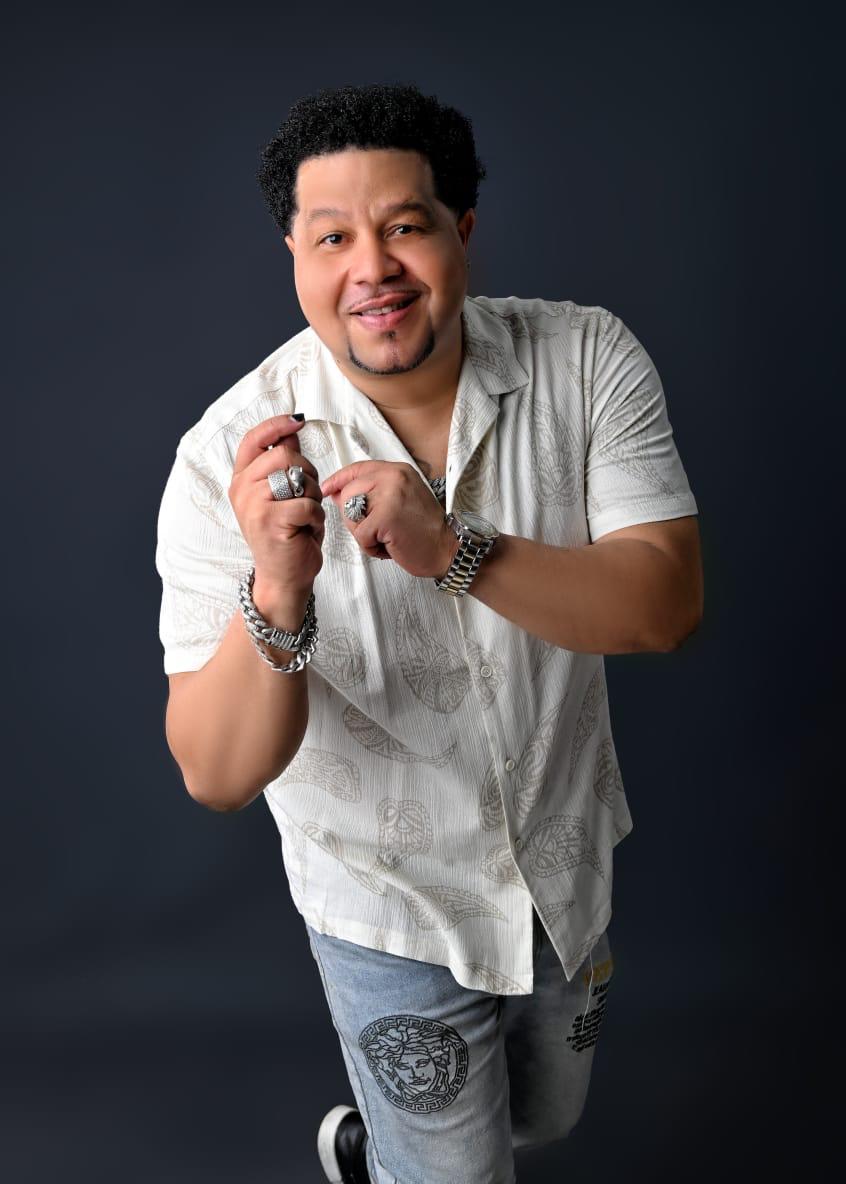 Captan en video a mujer usando tarjetas robadas al salsero Asdrubar