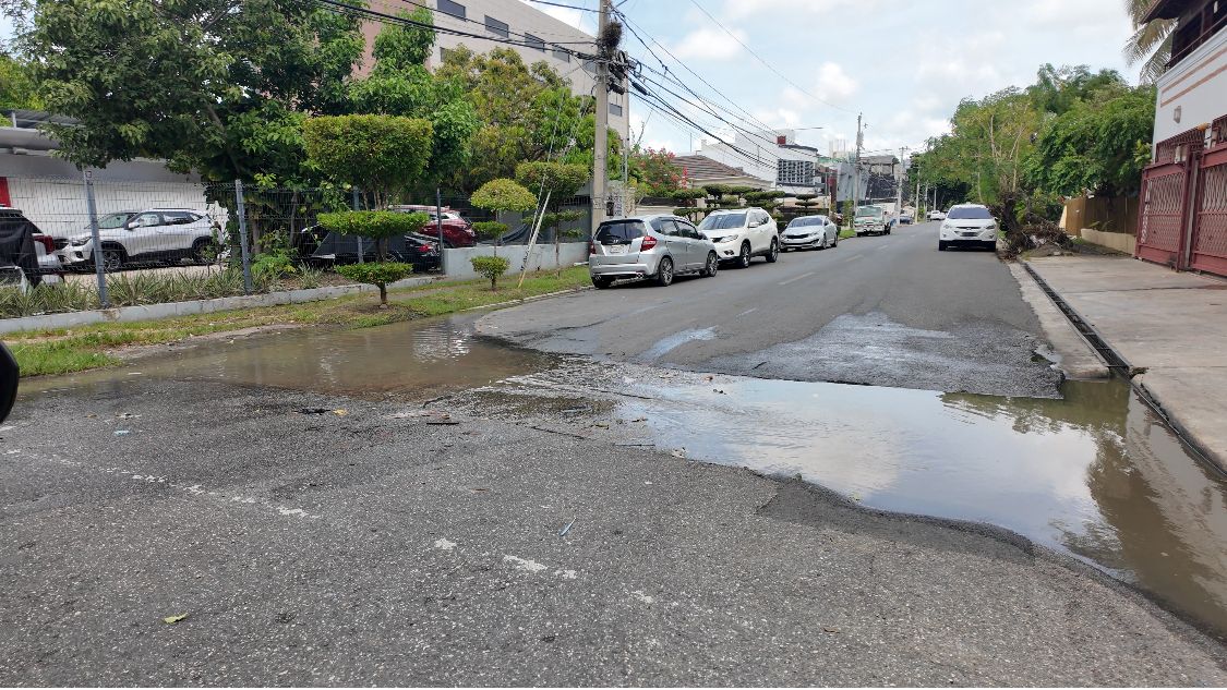 Aguas negras inundan calles de Los Prados; residentes exigen intervención urgente