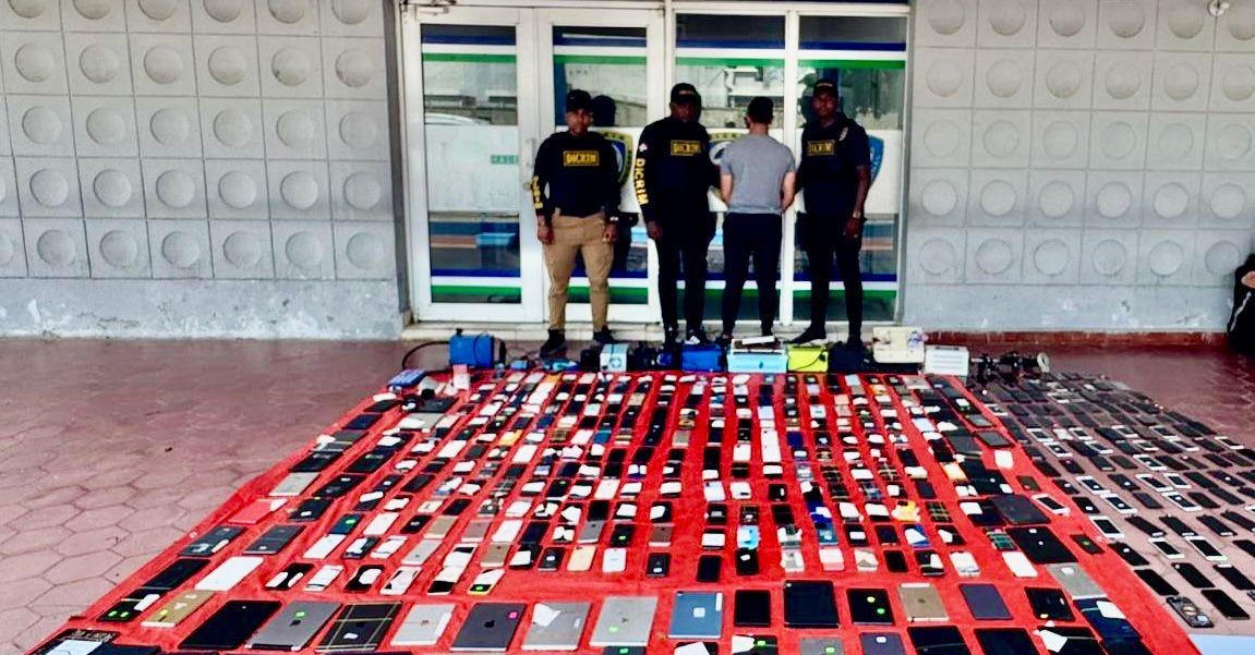 Incautan más de 240 celulares y equipos electrónicos en allanamiento en Santiago