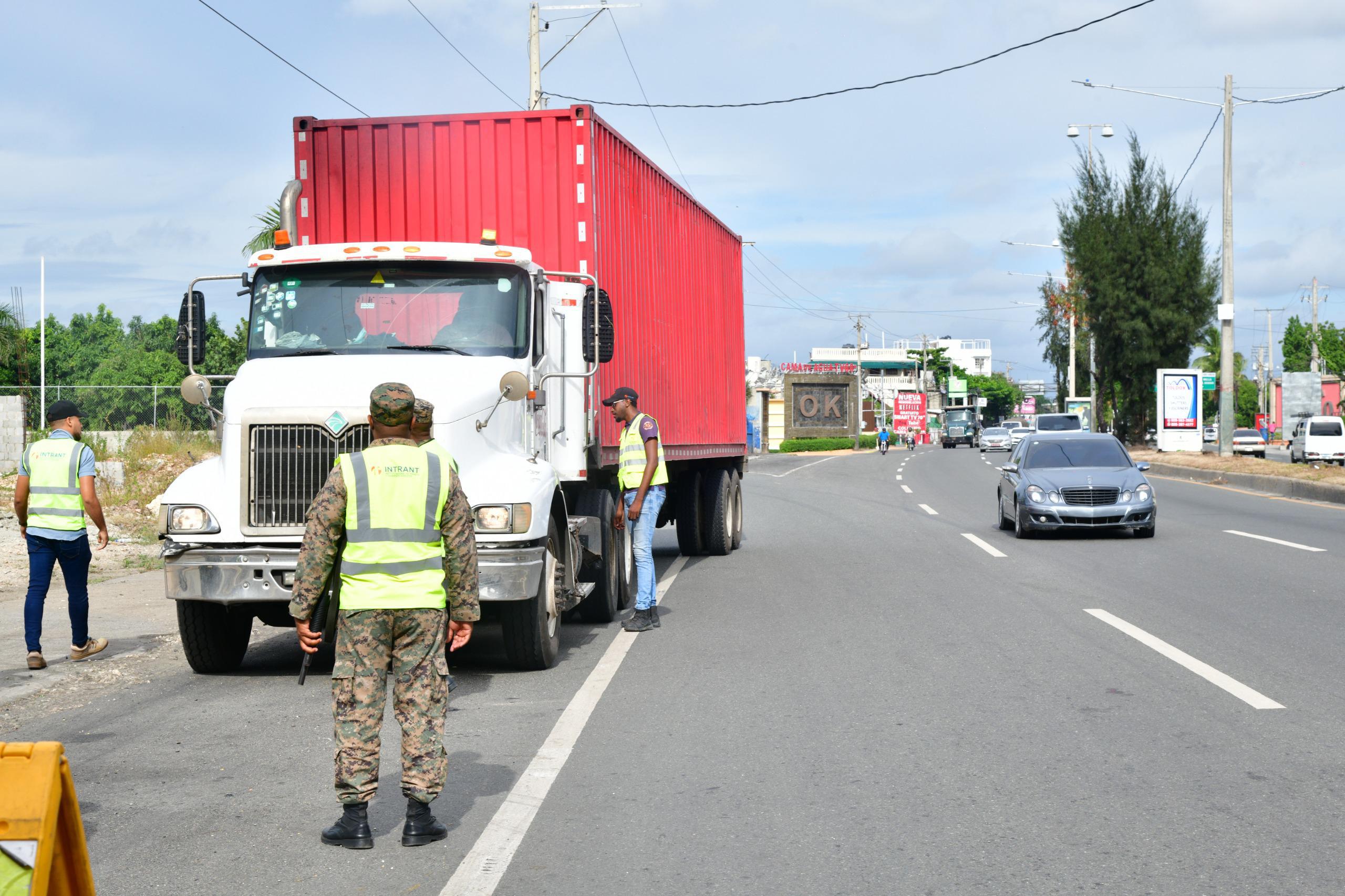 INTRANT llama a transportistas de carga a circular por el carril derecho en autopistas y carreteras