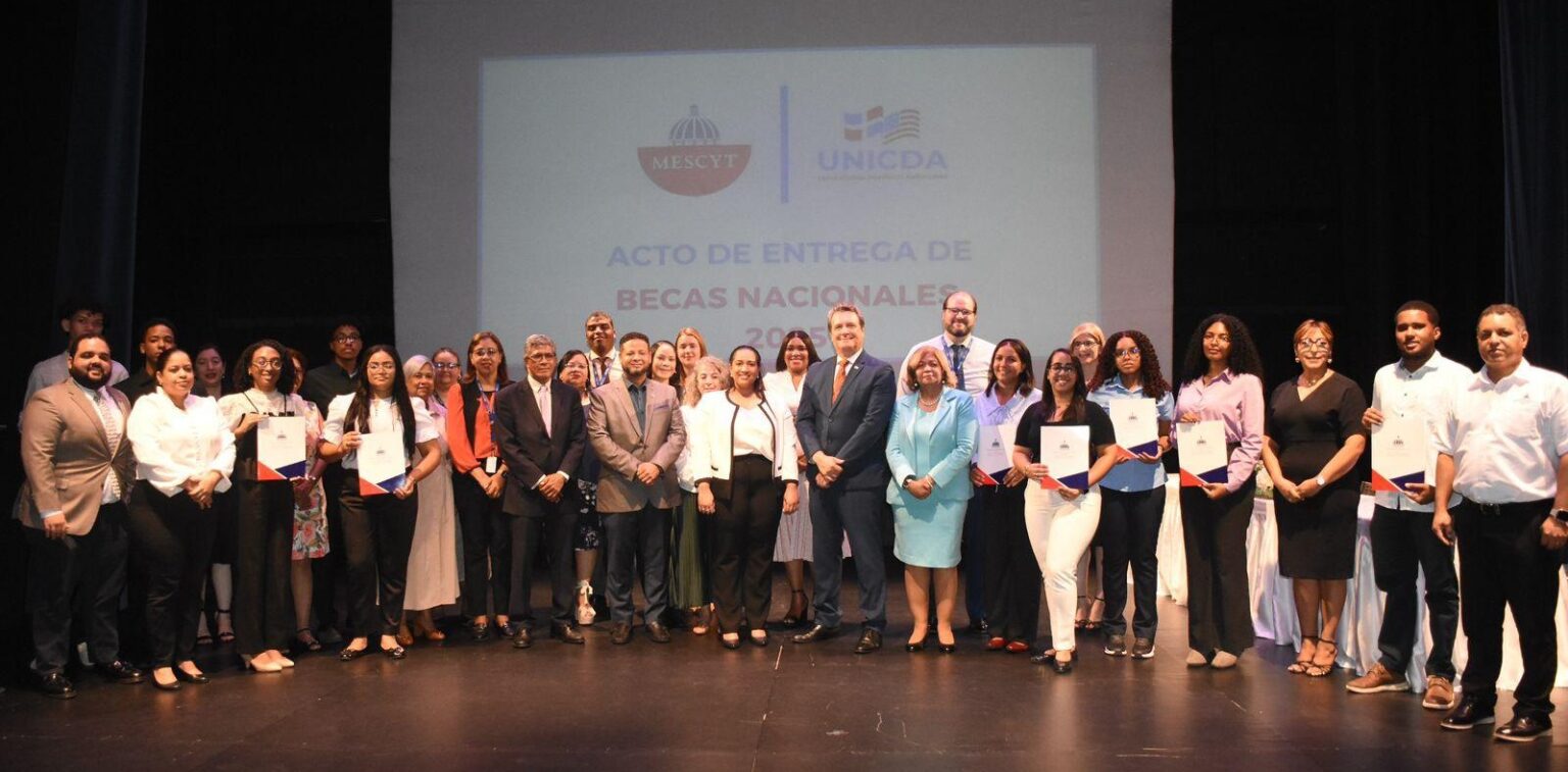 MESCyT otorga 110 becas a estudiantes de UNICDA y UCATEBA en áreas clave para el desarrollo nacional