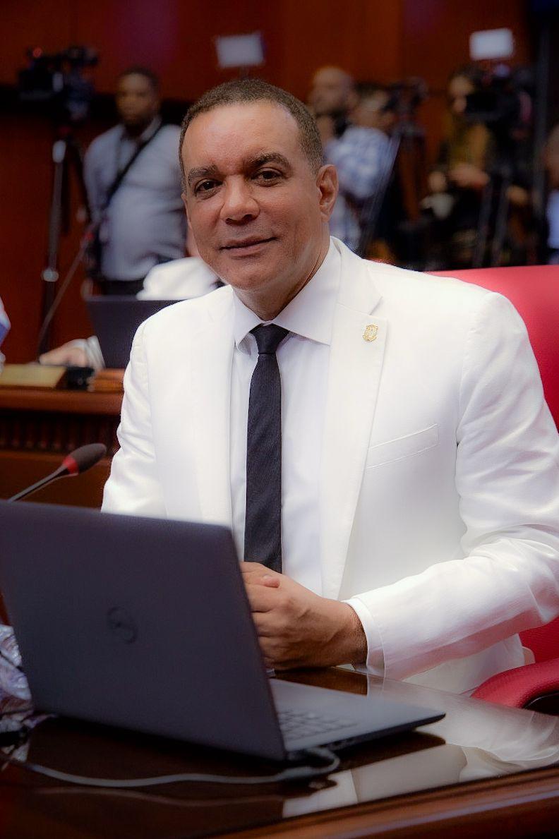 Senador Carlos Gómez califica de exitoso, humano, moderno y transparente el primer año de gestión del presidente Luis Abinader