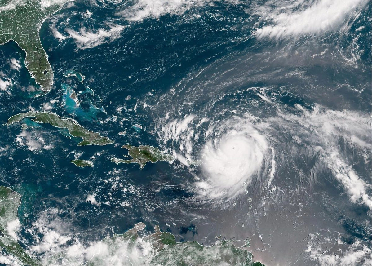 Huracán Erin se aleja del país, pero deja lluvias intensas y oleaje peligroso en varias regiones
