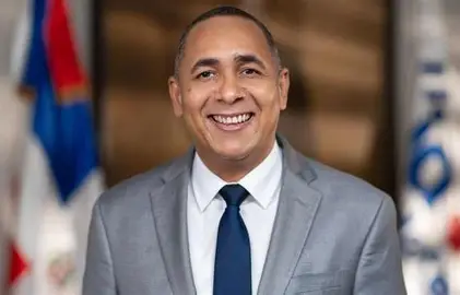 Nelson Arroyo celebra un año de transformación en Seguros Reservas