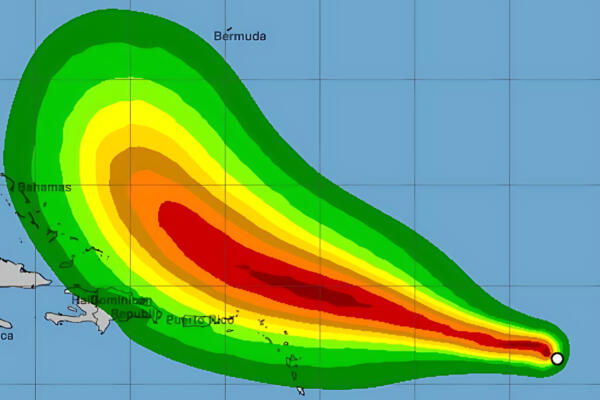 Huracán Erin se ubica a 280 km al noreste de Punta Cana; baja a categoría 3 pero podría intensificarse