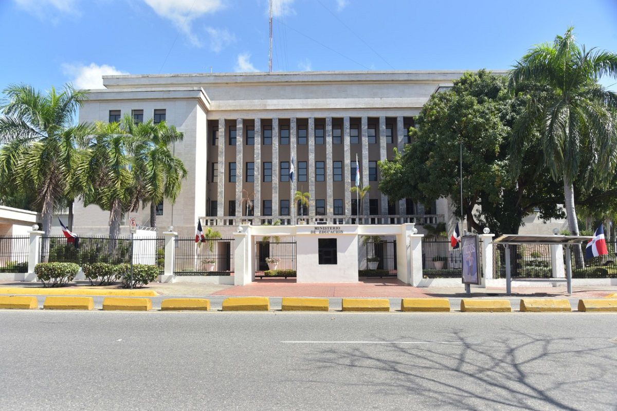 Ministro de Educación solicita acompañamiento de la Contraloría para fortalecer fiscalización de mantenimiento escolar