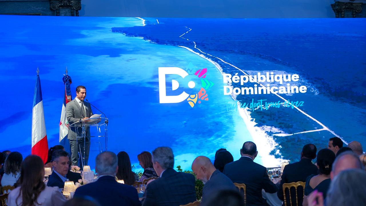 George Alexander Nader presenta en París a Miches como modelo de desarrollo turístico sostenible