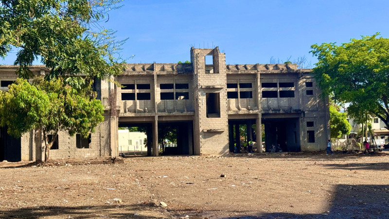 Alcaldía de Santiago reinicia construcción de la Estación Central de Bomberos tras 15 años de abandono