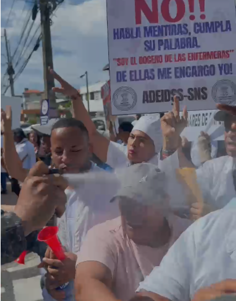 Enfermeras exigen dignidad frente al Palacio Nacional: Policía responde con gas pimienta