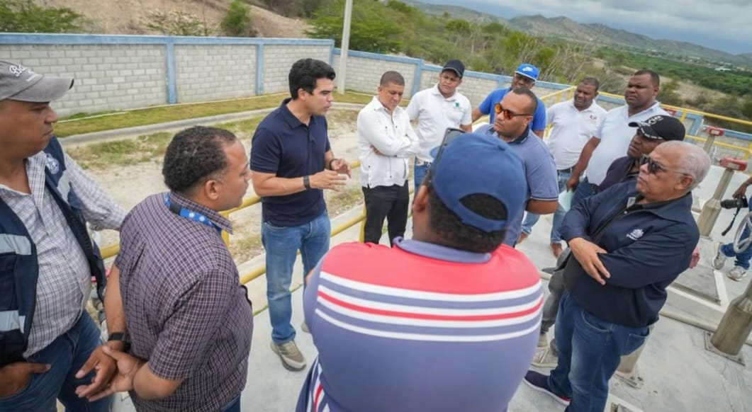 Wellington Arnaud se reune con comunitarios de Azua