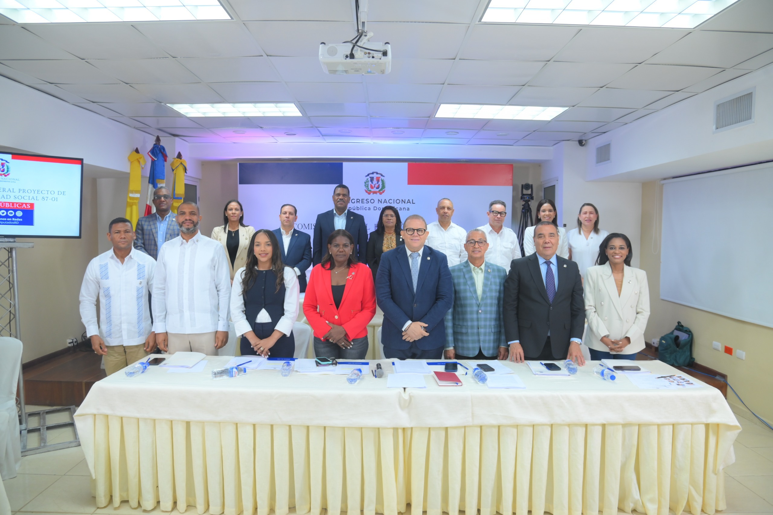 Comisión bicameral que estudia modificación de la Ley de Seguridad Social celebra vista pública en La Vega