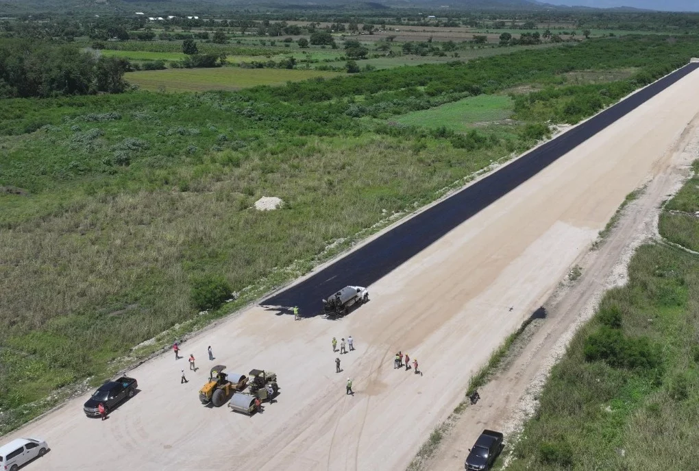 Modernización del aeropuerto de San Juan progresa con trabajos en la pista de aterrizaje